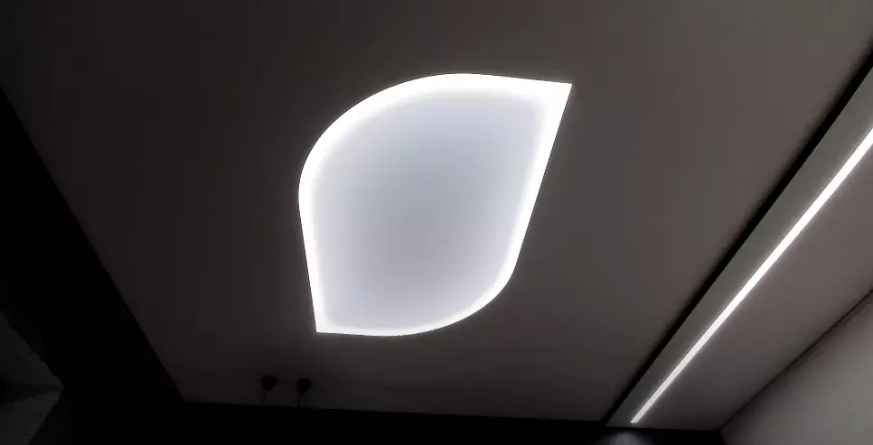 Светопропускаемый натяжной потолок со светильниками